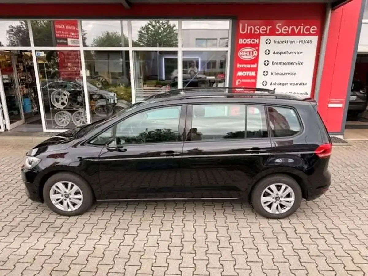 Gebraucht VW Touran 150 PS (110 kW) 2024 Deep black perleffekt Van / Kleinbus