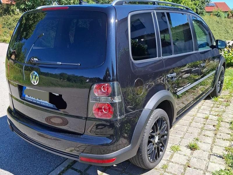 Schwarz Gebraucht 2009 VW Touran Cross Van / Kleinbus | 6.100 € (Fairer Preis) - Bild 1/2
