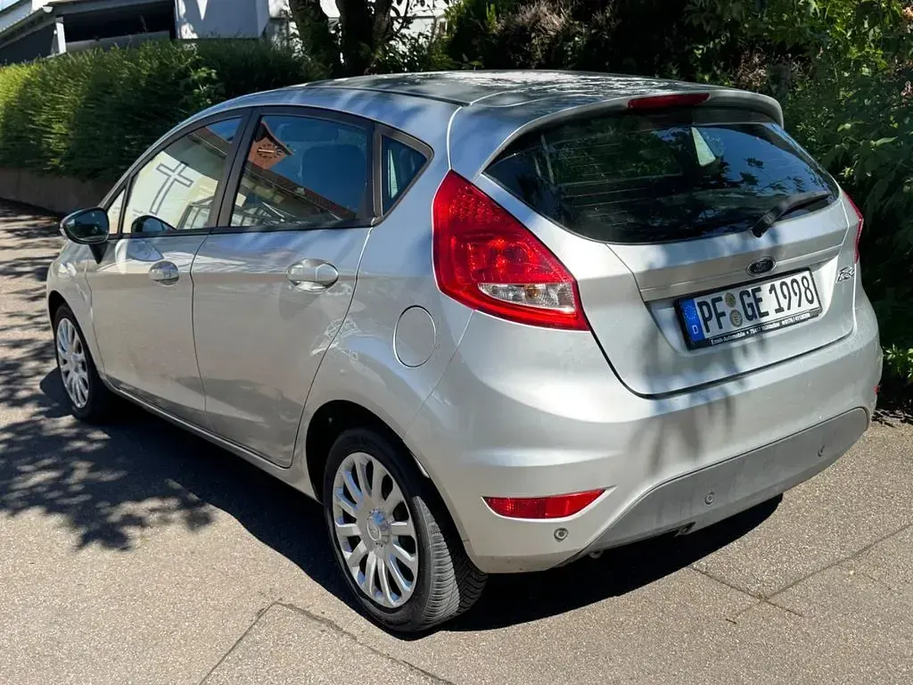 Gebraucht Ford Fiesta 82 PS (60 kW) 2009 Silber Limousine