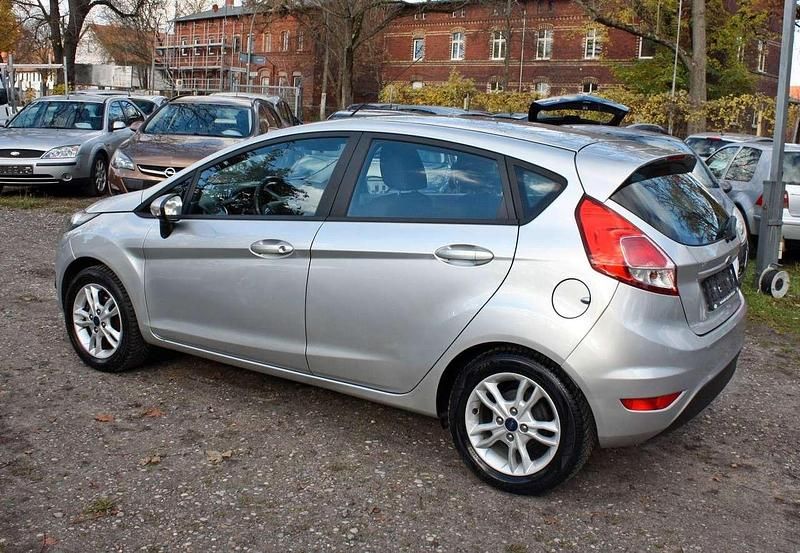 Gebraucht Ford Fiesta SYNC Edition 80 PS (58 kW) 2015 Polarsilber metallic Kleinwagen