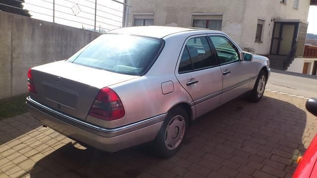 Gebraucht Mercedes 220 95 PS (69 kW) 1996 Silber Limousine