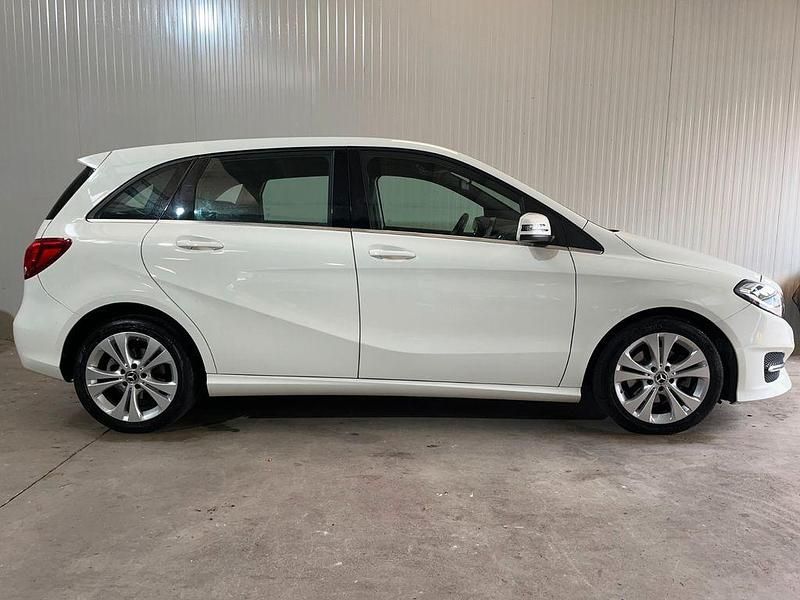 Weiß Gebraucht 2017 Mercedes 200 Limousine | 12.222 € (Guter Preis) - Bild 1/4