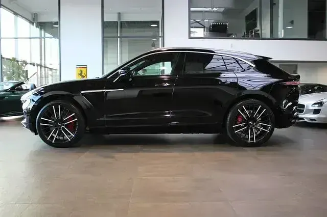 Gebraucht Aston Martin DBX 551 PS (405 kW) 2024 Onyx black SUV