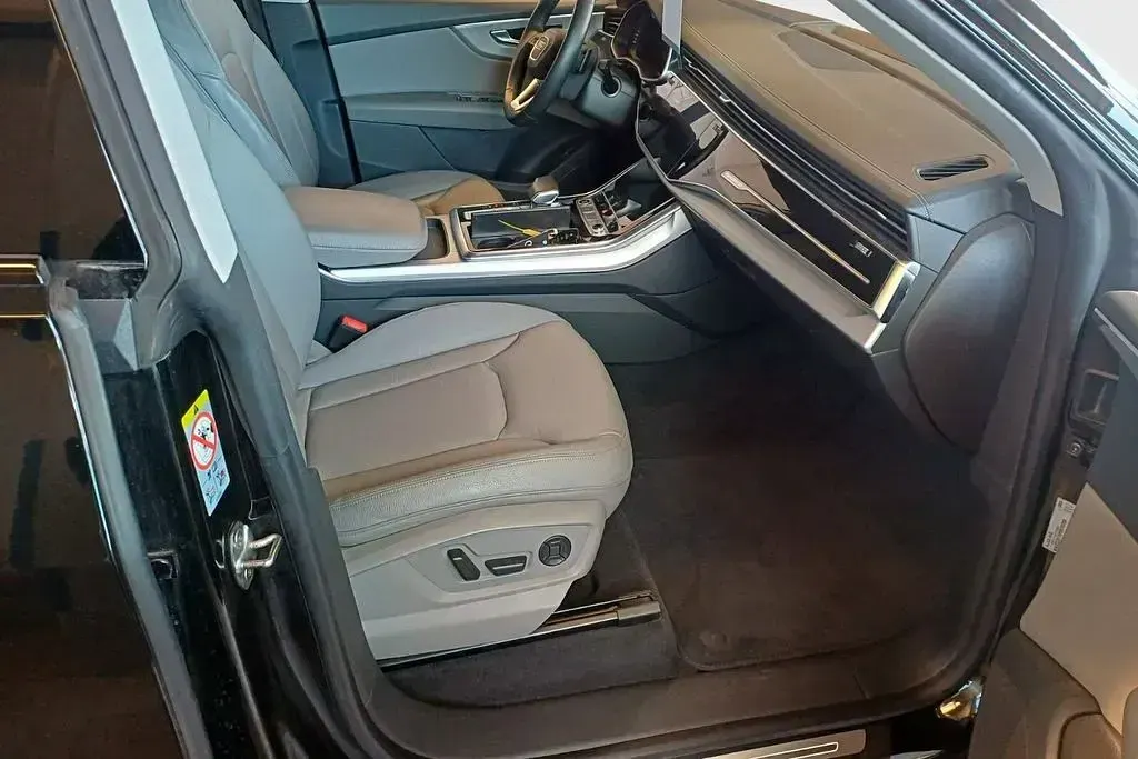 Używany Audi Q8 Performance 286 KM (210 kW) 2023 Czarny SUV