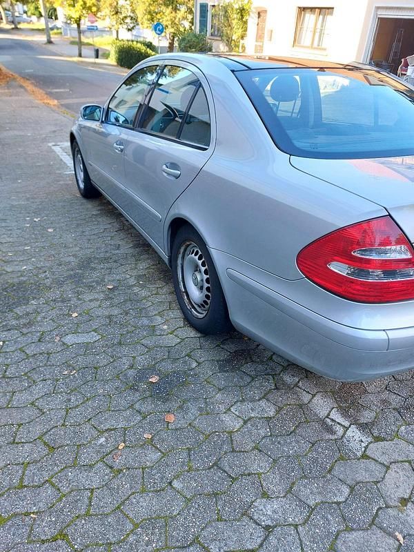 Gebraucht Mercedes E200 163 PS (119 kW) 2004 Silber Limousine
