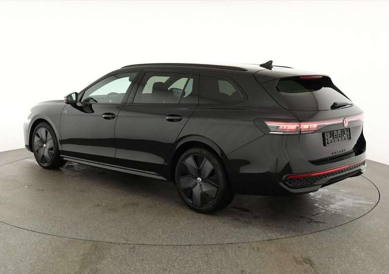 Neu VW Passat R-line 193 PS (141 kW) 2026 Grenadill schwarz met... Kombi