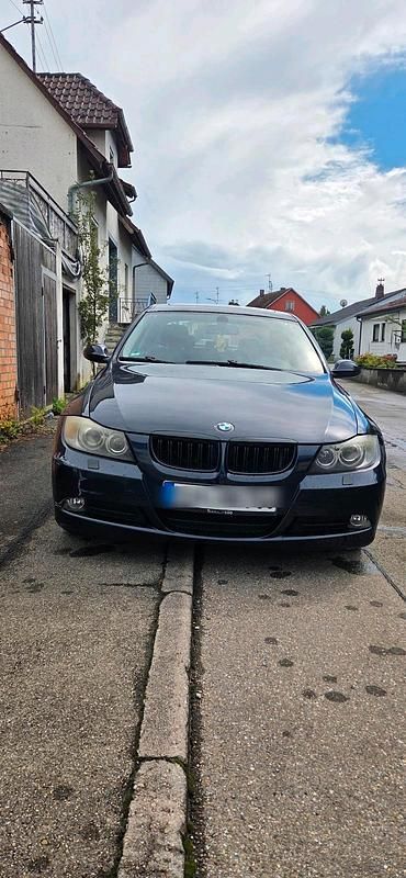Blau Gebraucht 2006 BMW 320 Limousine | 4.000 € - Bild 1/4