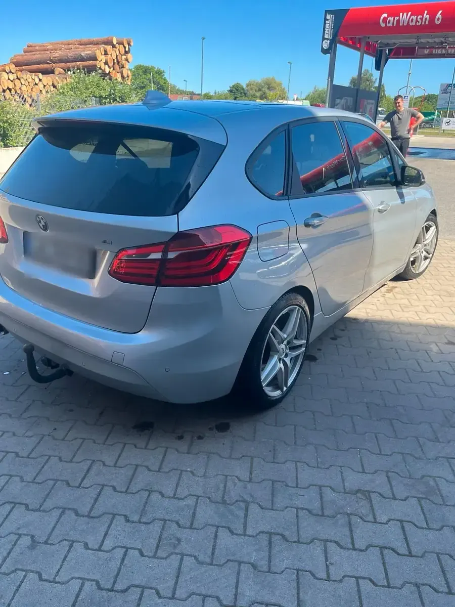 Gebraucht BMW 218 150 PS (110 kW) 2015 Silber Van / Kleinbus