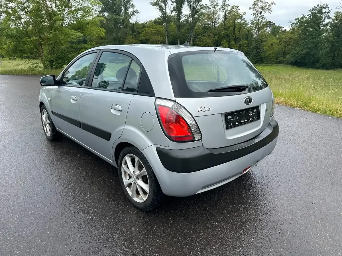 Używany Kia Rio 97 KM (71 kW) 2008 Srebrny Hatchback