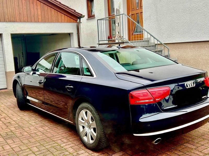 Blau Gebraucht 2011 Audi A8L Limousine | 19.999 € - Bild 1/4