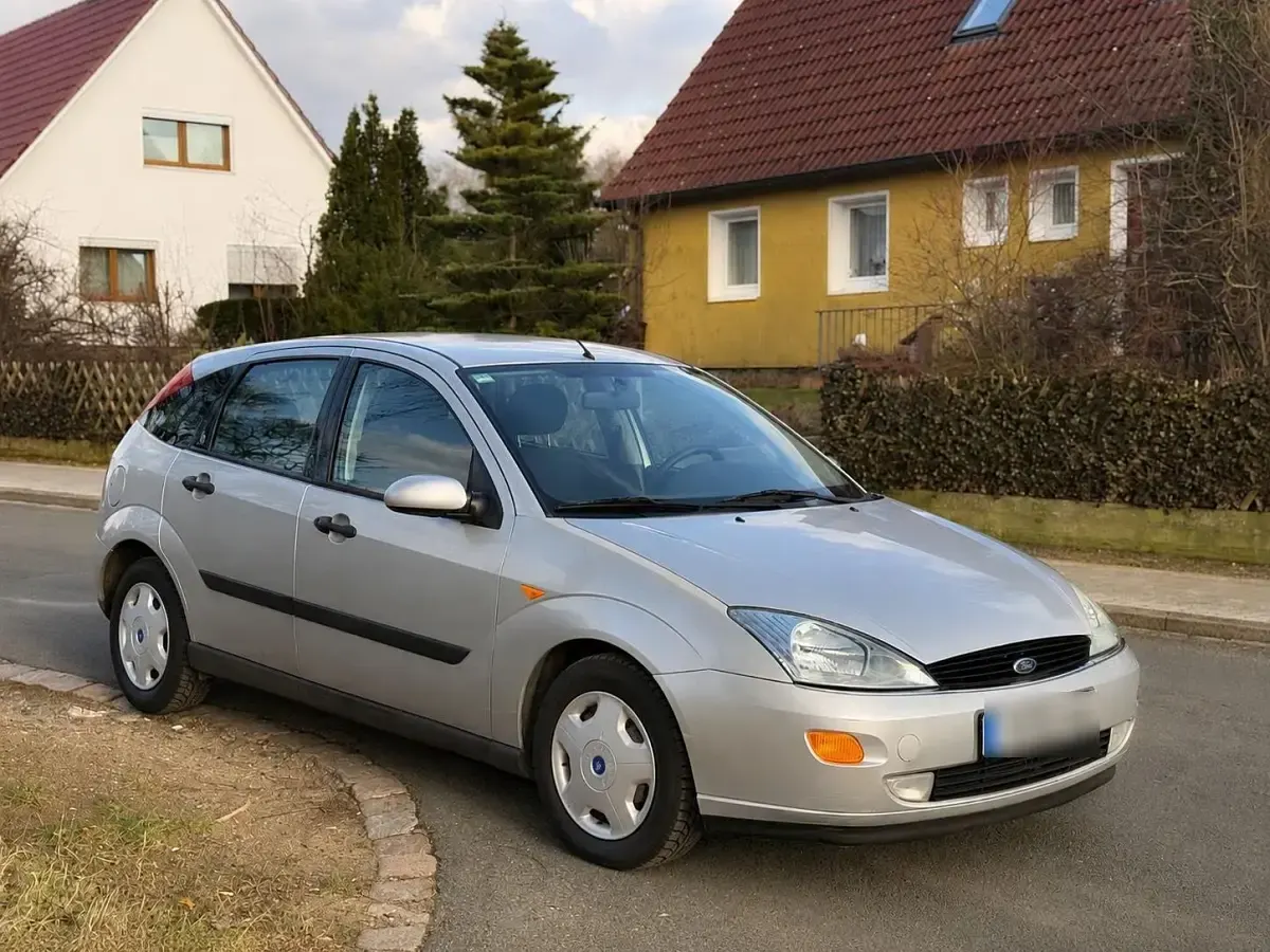 Używany Ford Focus Ghia 101 KM (74 kW) 2001 Srebrny Sedan/Limuzyna