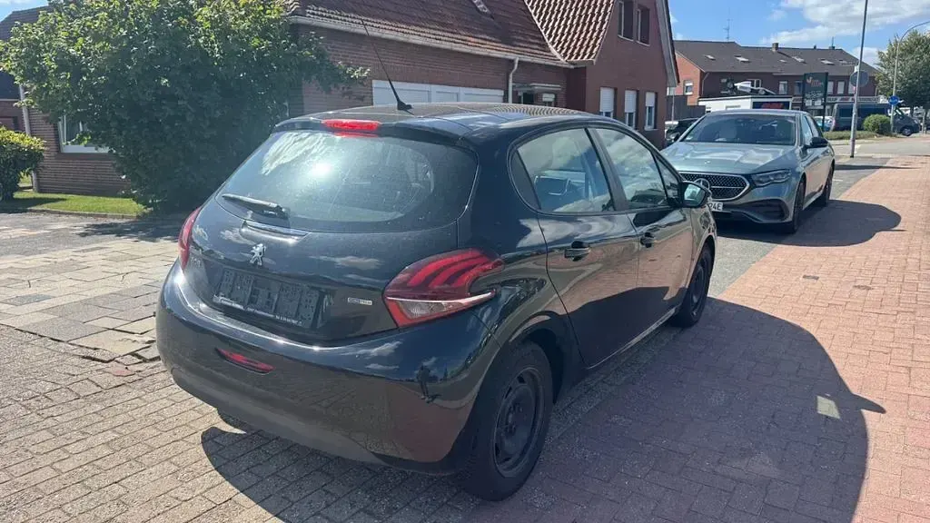 Gebraucht Peugeot 208 Active 82 PS (60 kW) 2017 Schwarz Kleinwagen