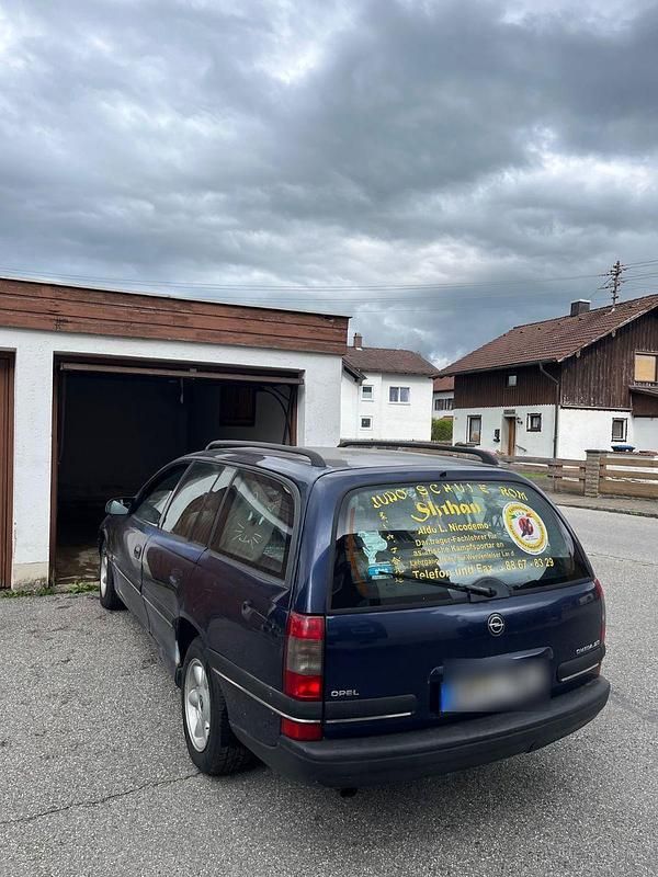 Blau Gebraucht 1995 Opel Omega Kombi | 1.500 € - Bild 1/4