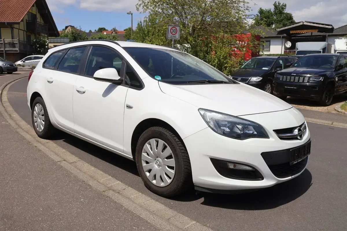 Gebraucht Opel Astra Edition 110 PS (80 kW) 2016 Weiß Kombi