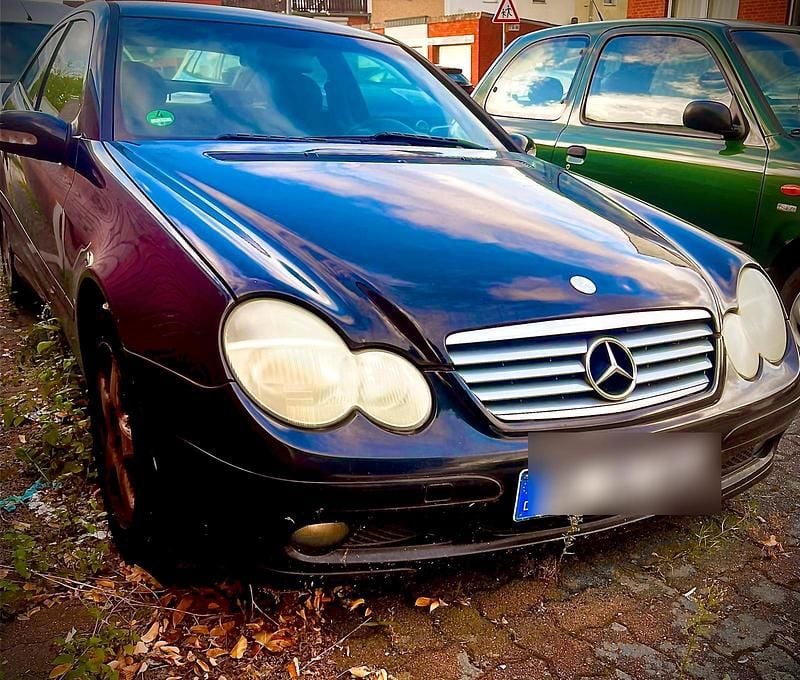 Schwarz Gebraucht 2004 Mercedes C180 Coupé | 850 € (Guter Preis) - Bild 1/4
