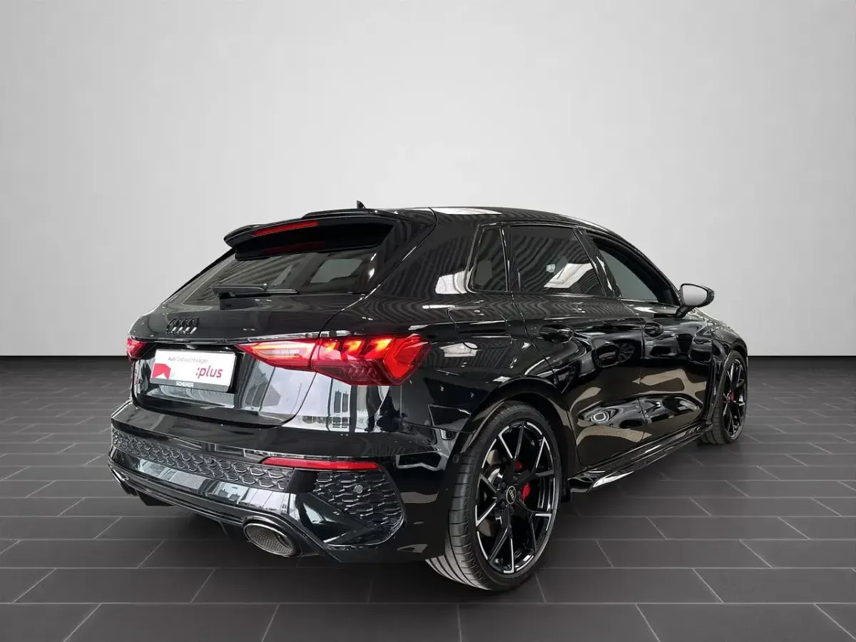 Gebraucht Audi RS3 Sportback Premium 400 PS (294 kW) 2023 Mythosschwarz metallic (metallic) Kleinwagen