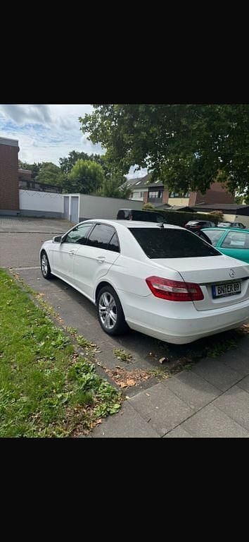 Gebraucht Mercedes E200 136 PS (100 kW) 2012 Weiß Limousine