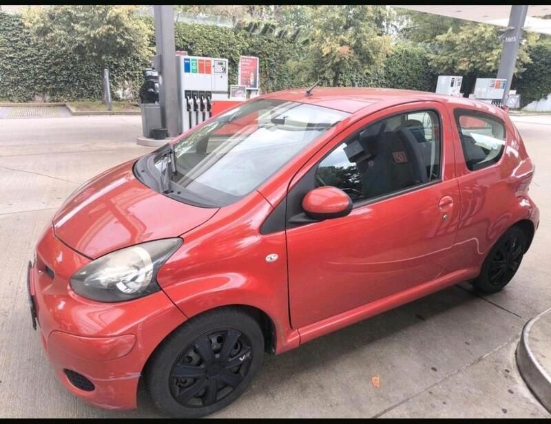 Rot Gebraucht 2011 Toyota Aygo Kleinwagen | 2.500 € (Fairer Preis) - Bild 1/4