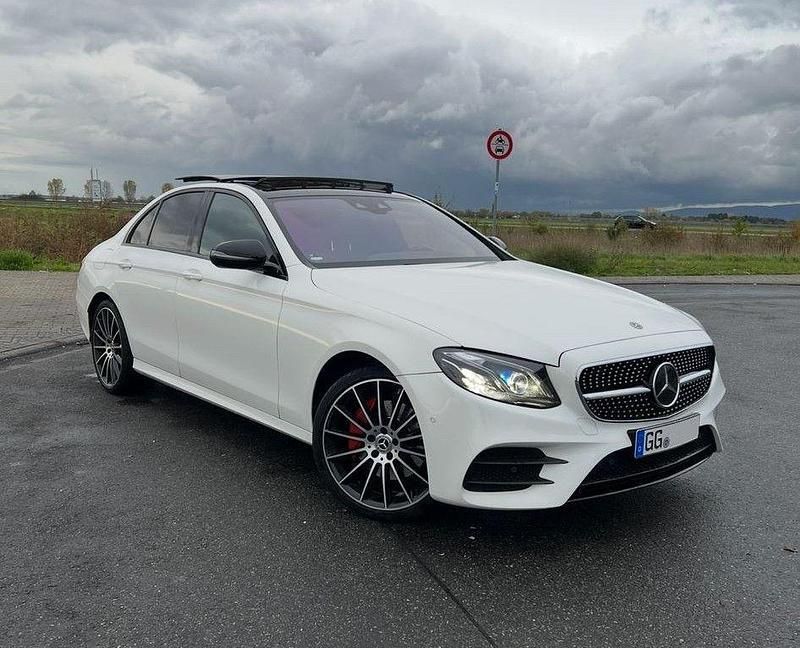 Polarweiss unilack Gebraucht 2019 Mercedes E220 AMG line Limousine | 32.490 € (Etwas zu teuer) - Bild 1/4