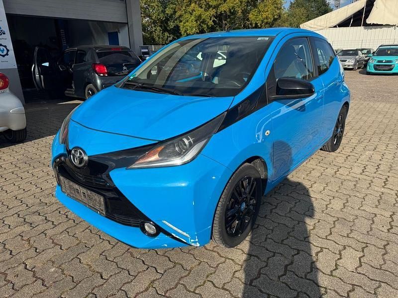 Blau Gebraucht 2016 Toyota Aygo X-cite Kleinwagen | 5.999 € (Etwas zu teuer) - Bild 1/4