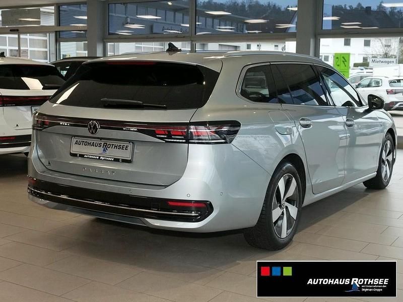 Gebraucht VW Passat Elegance 150 PS (110 kW) 2025 Oyster silver metallic Kombi
