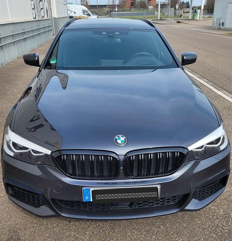 Grau Gebraucht 2019 BMW 520 M Sport Kombi | 30.100 € (Teuer) - Bild 1/4
