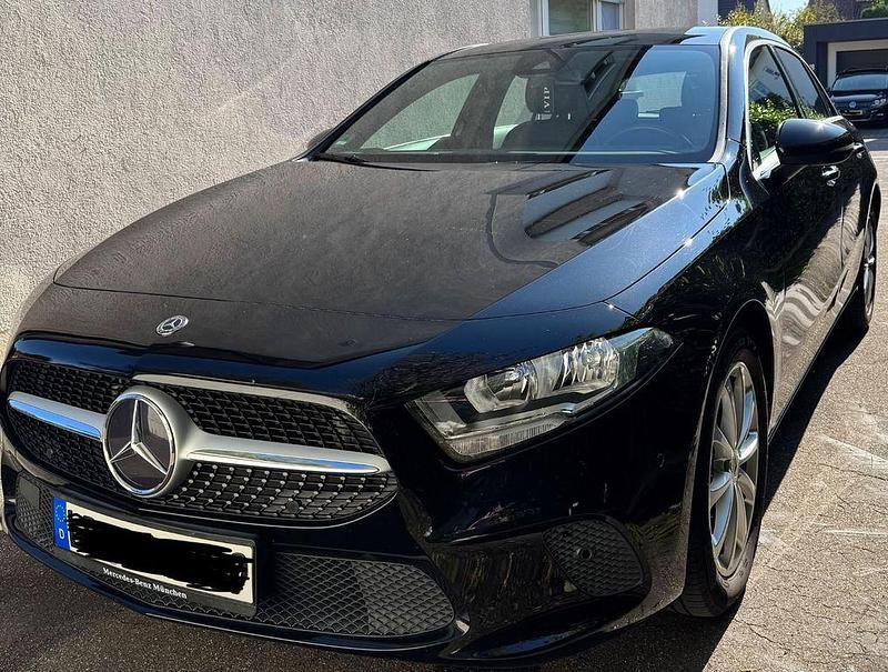 Gebraucht Mercedes A180 116 PS (85 kW) 2019 Schwarz Limousine