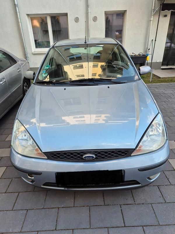 Second-hand Ford Focus 101 CP (74 kW) 2004 Albastru Hatchback