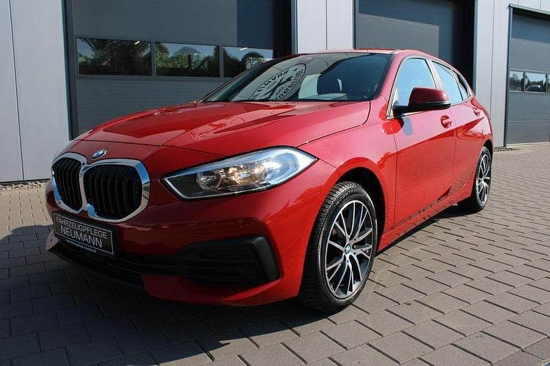 Rot Gebraucht 2022 BMW 116 Sport Line Kleinwagen | 20.990 € (Fairer Preis) - Bild 1/4