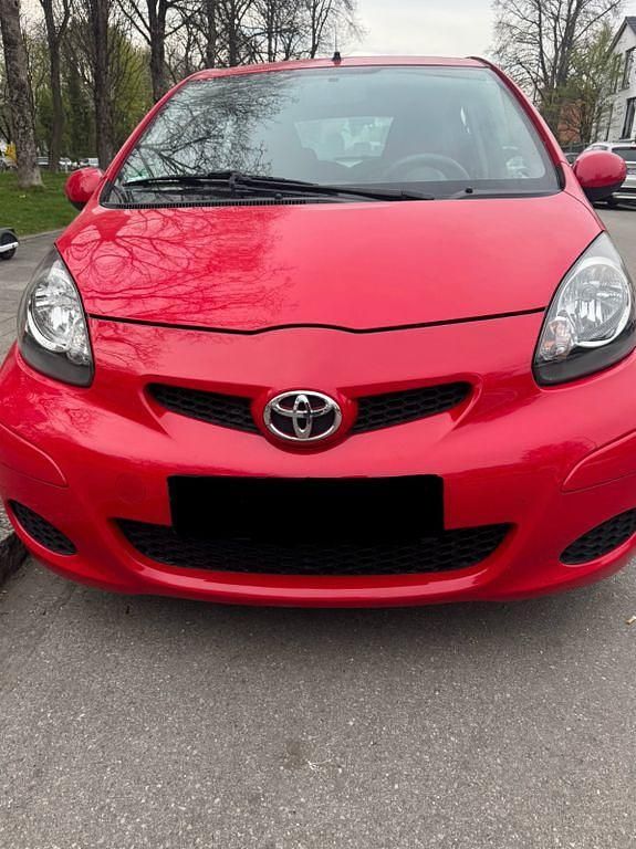 Rot Gebraucht 2009 Toyota Aygo Kleinwagen | 3.890 € (Fairer Preis) - Bild 1/4