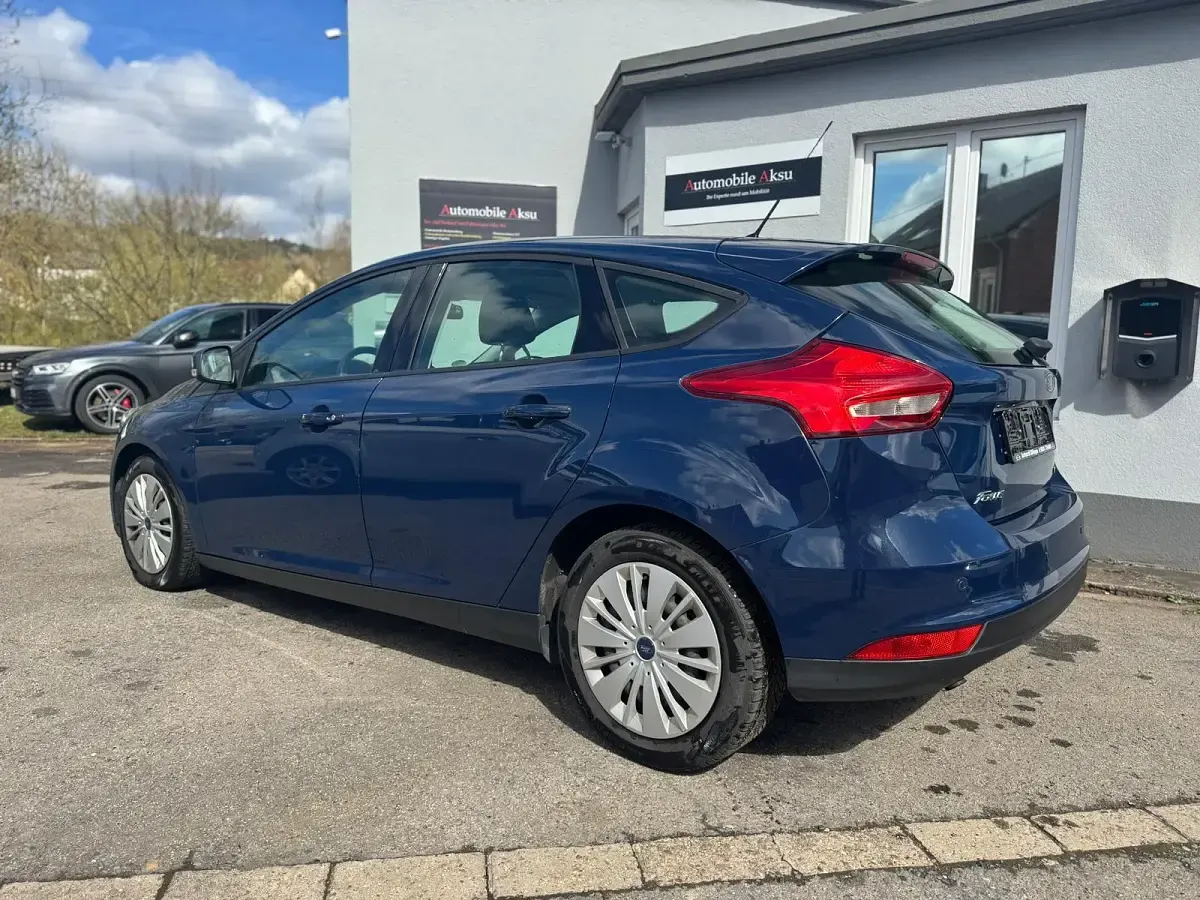 Gebraucht Ford Focus 101 PS (74 kW) 2015 Blau Limousine