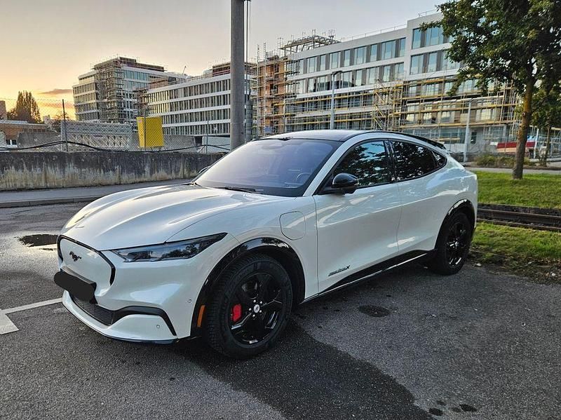 Weiß Gebraucht 2022 Ford Mustang Mach-E Extended Range SUV | 41.999 € - Bild 1/4