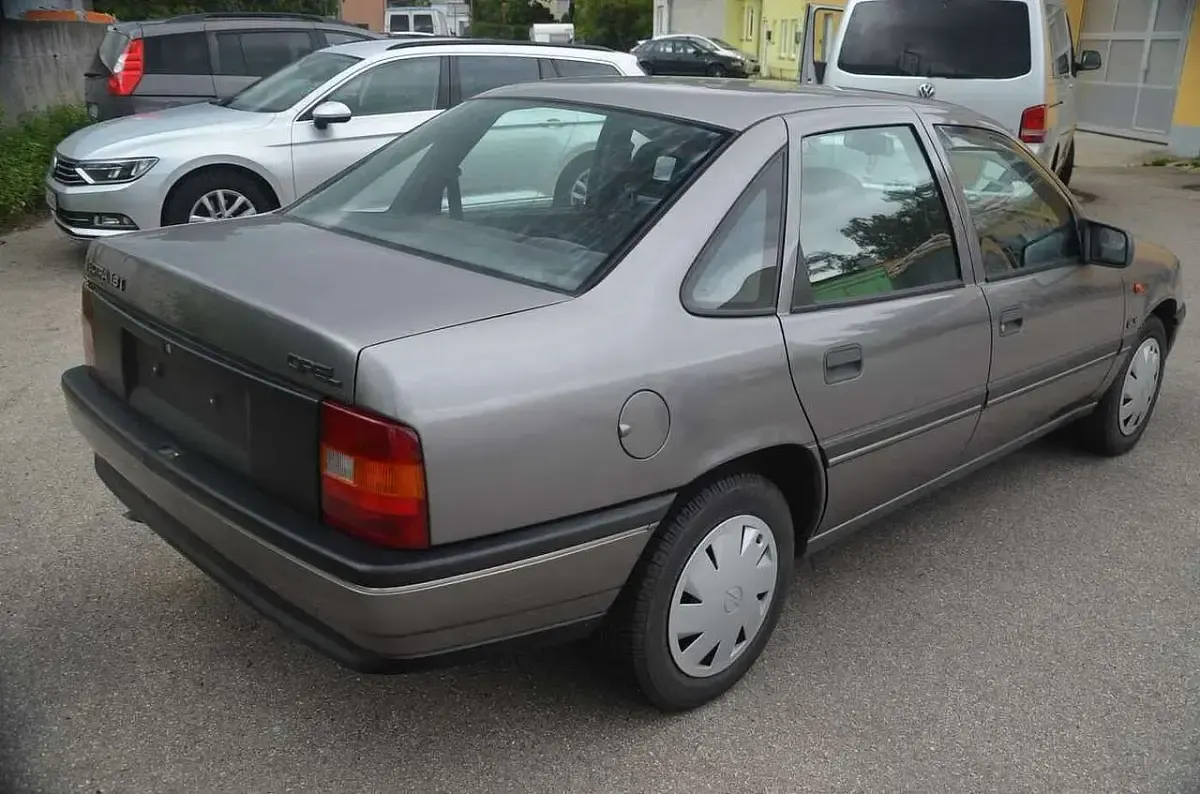 Usata Opel Vectra 90 CV (66 kW) 1992 Grigio Berlina