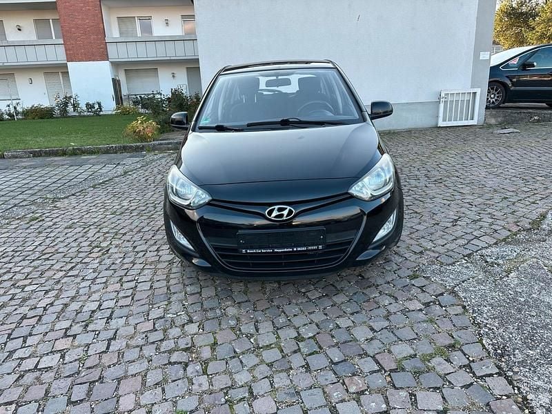 Schwarz Gebraucht 2012 Hyundai i20 Kleinwagen | 1.950 € - Bild 1/4
