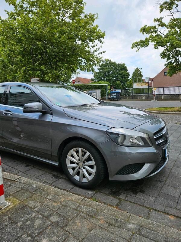 Silber Gebraucht 2012 Mercedes A180 Kleinwagen | 9.500 € (Guter Preis) - Bild 1/4