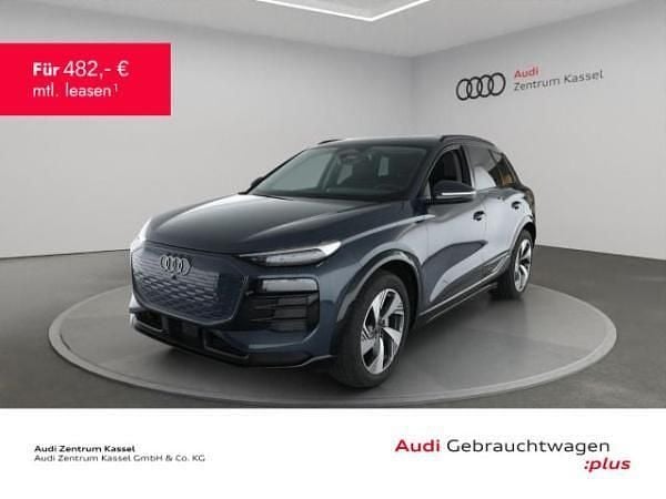 Blau (plasmablau metallic) Gebraucht 2025 Audi Q6 e-tron Ambiente SUV | 53.991 € (Superpreis) - Bild 1/3