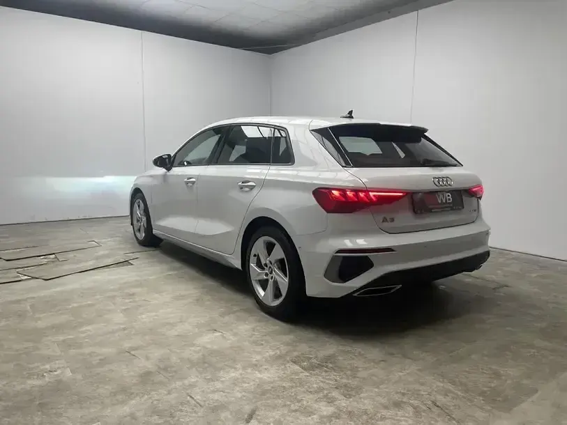 Gebraucht Audi A3 S-Line 116 PS (85 kW) 2024 Gletscherweiß (metallic) Limousine