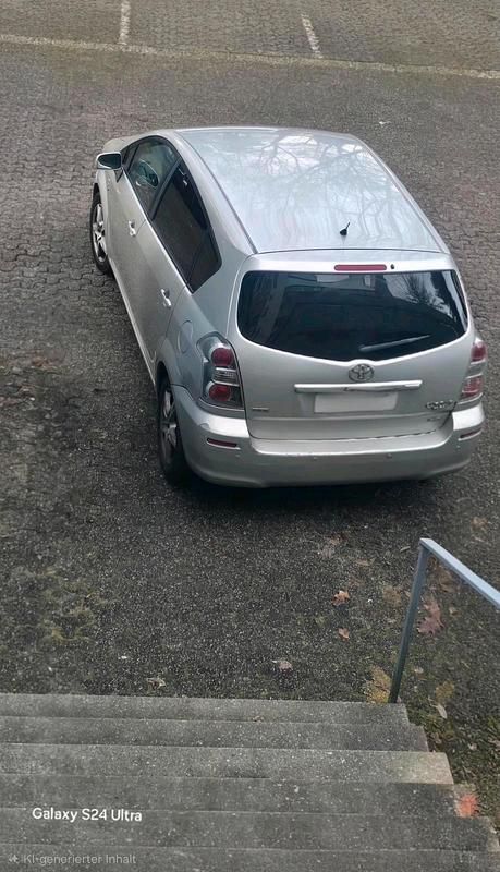 Beige Gebraucht 2009 Toyota Verso Van / Kleinbus | 2.000 € - Bild 1/4