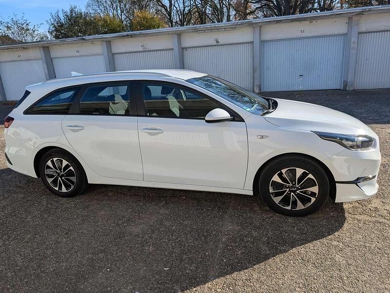 Weiß Gebraucht 2024 Kia Ceed Sportswagon Vision Kombi | 19.998 € (Guter Preis) - Bild 1/4