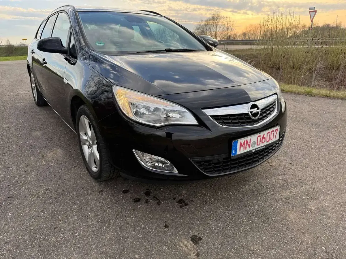 Gebraucht Opel Astra Design Edition 140 PS (102 kW) 2011 Saphirschwarz mineraleffekt Kombi