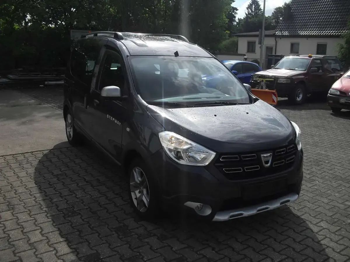 Gebraucht Dacia Dokker Stepway 131 PS (96 kW) 2020 Kometengrau (metallic) Van / Kleinbus