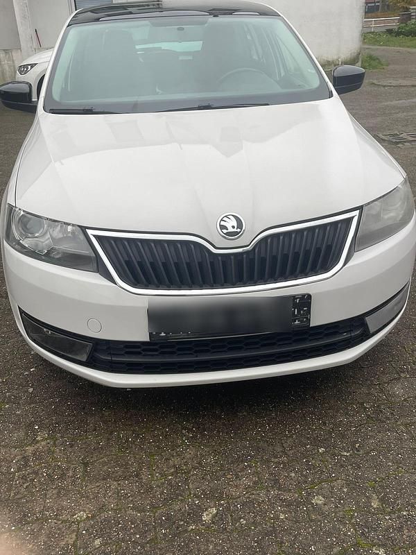 Weiß Gebraucht 2015 Skoda Rapid Style Kombi | 6.700 € (Fairer Preis) - Bild 1/4
