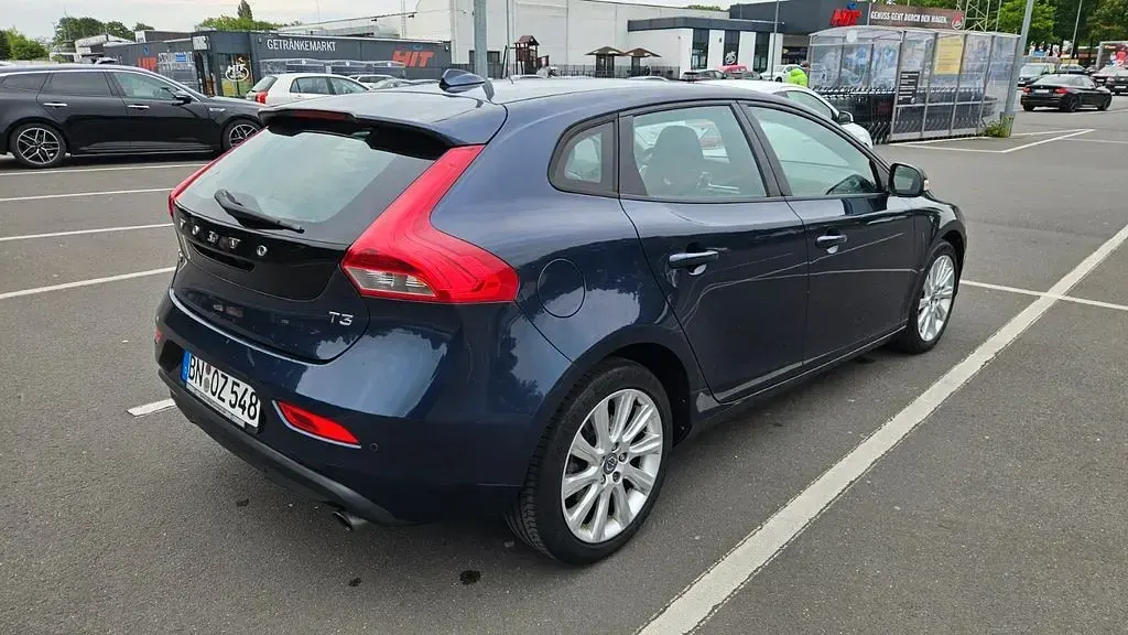 Usata Volvo V40 Momentum 150 CV (110 kW) 2013 Blu Berlina