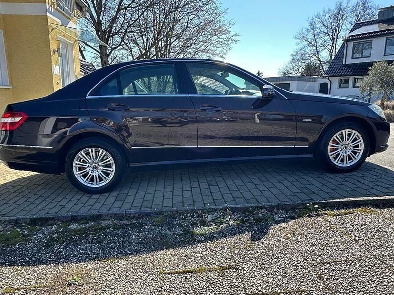 Gebraucht Mercedes E200 Elegance 184 PS (135 kW) 2010 Braun Limousine