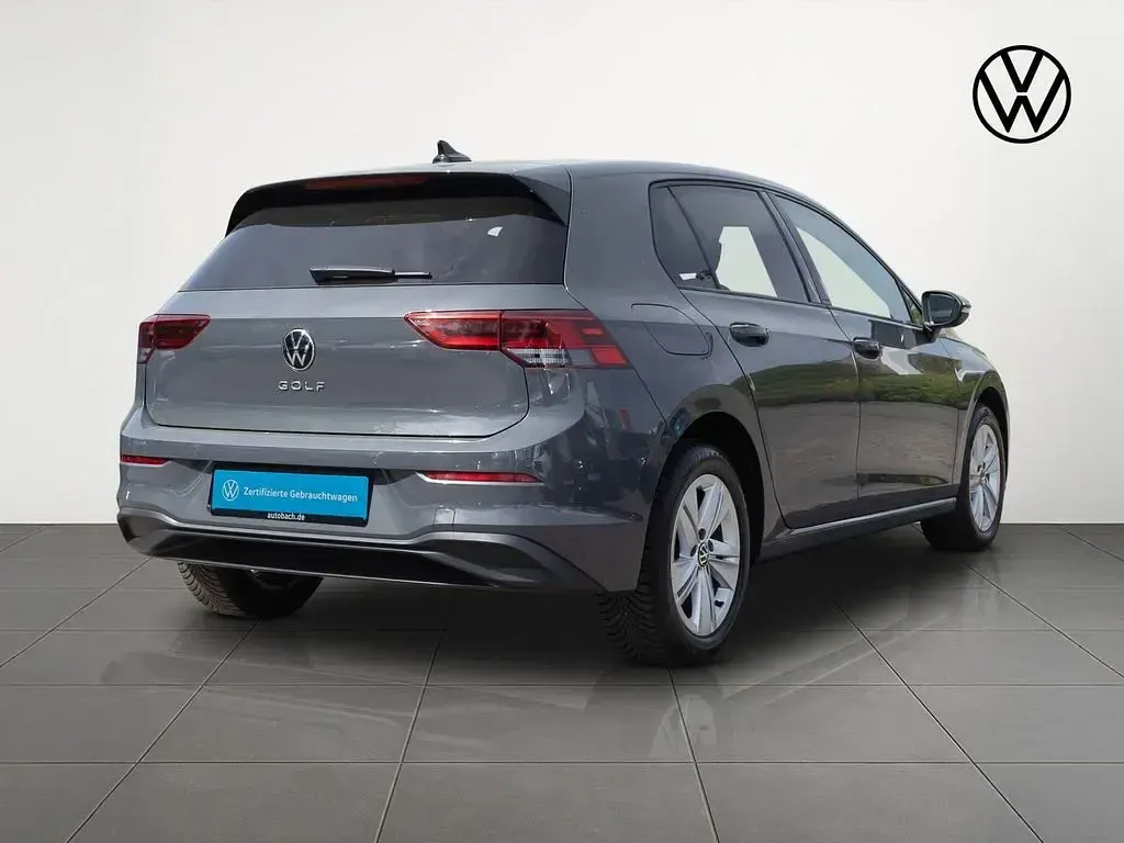 Gebraucht VW Golf VIII Life 131 PS (96 kW) 2023 Grau Limousine