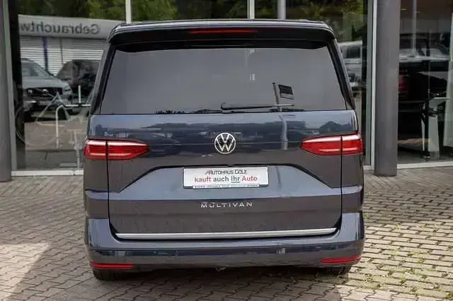 Gebraucht VW Multivan Style 150 PS (110 kW) 2023 Starlight blue metallic (metallic) Van / Kleinbus