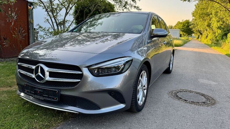 Grau Gebraucht 2019 Mercedes B220 Van / Kleinbus | 23.900 € (Fairer Preis) - Bild 1/4