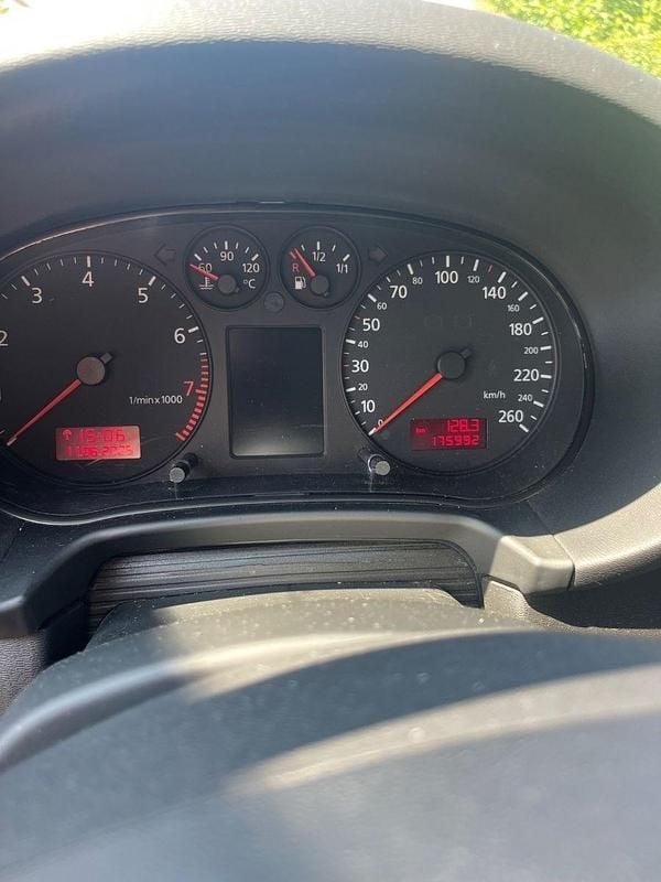 Grau Gebraucht 2002 Audi A3 Ambiente Limousine | 2.300 € (Fairer Preis) - Bild 1/4