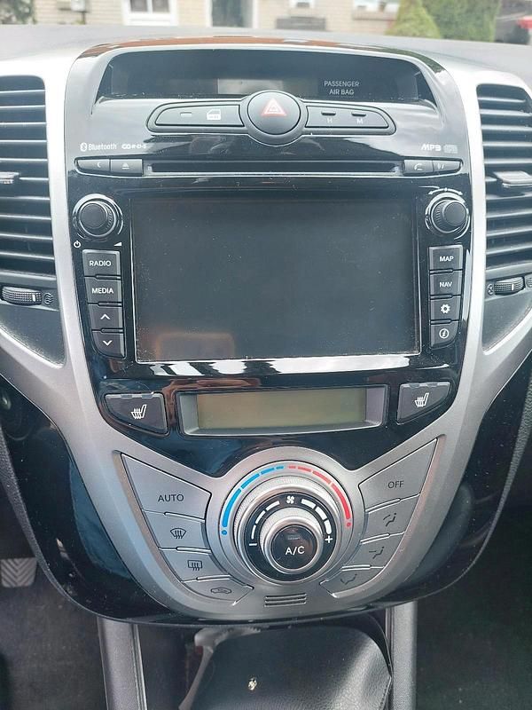 Braun Gebraucht 2014 Hyundai ix20 Van / Kleinbus | 9.999 € - Bild 1/4