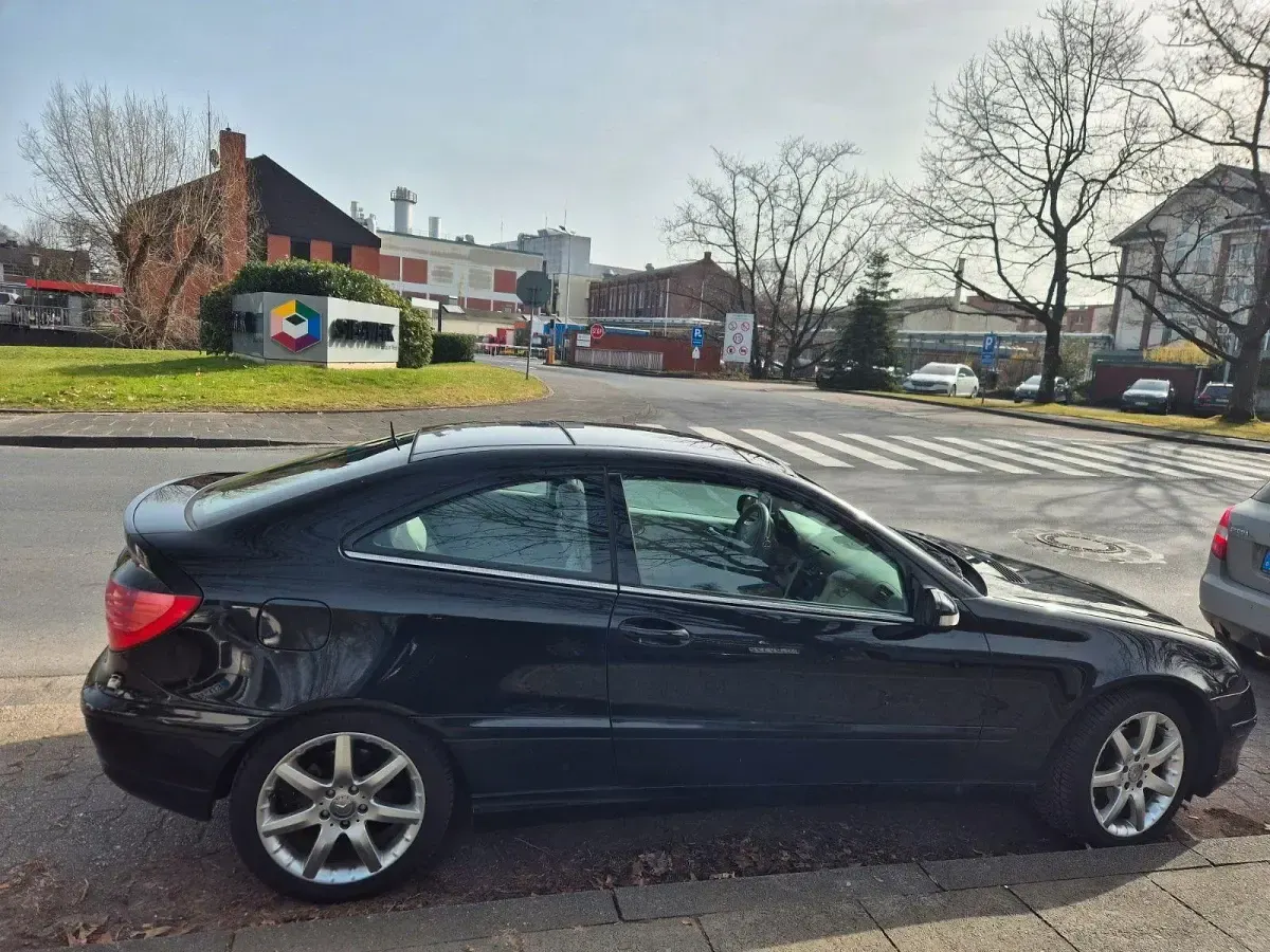 Gebraucht Mercedes C180 129 PS (94 kW) 2002 Schwarz Coupé